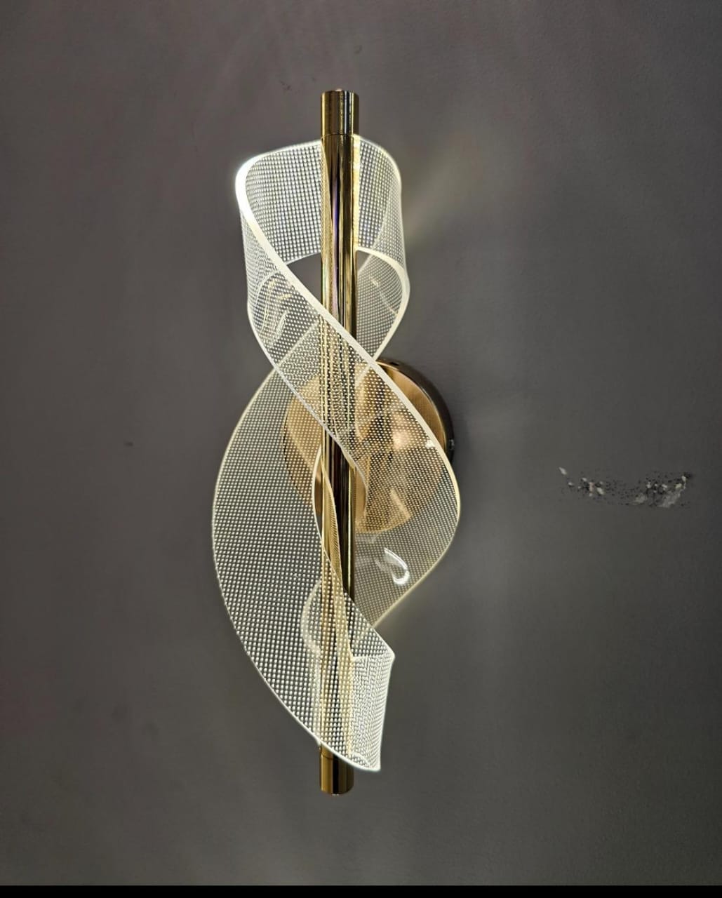 GlowStrata – Acrylic Brass Strip Light